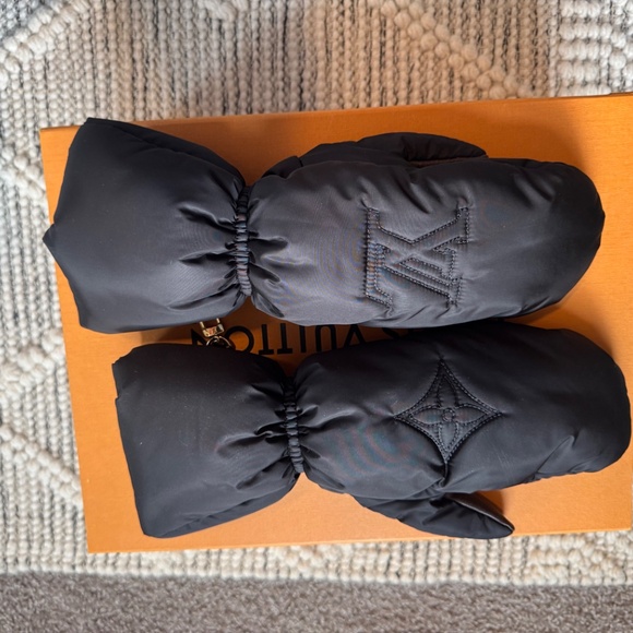 NEW RARE Louis Vuitton Black and Brown Classic Monogram Winter Gloves Mittens - Picture 8 of 11